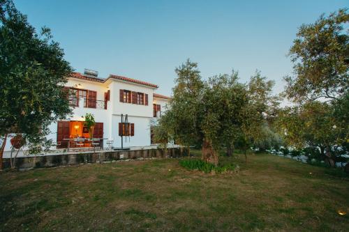 a white house with a yard in front of it at Βίλλα Φανούλα Villa Fanoula in Chorto