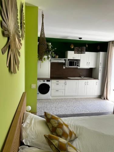 une chambre avec un lit et un mur végétal dans l'établissement ver t chez nous Parking privé ascenseur balcon, à Périgueux