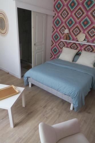 Katil atau katil-katil dalam bilik di Vagabondes chambres d'hôtes