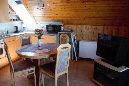 Kuchyň nebo kuchyňský kout v ubytování Haus Seerobbe-Obergeschosswohnung