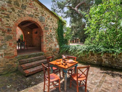 Estate with pool and tennis court in the Tuscan hills