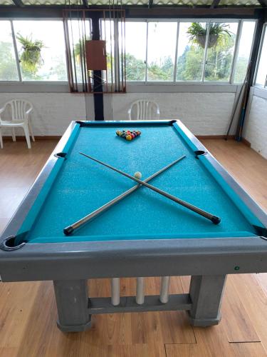a pool table with cuesticks on top of it at Finca Villa Maju K24 Vista naturaleza clima delicioso A 30 min Cali in Papagalleros