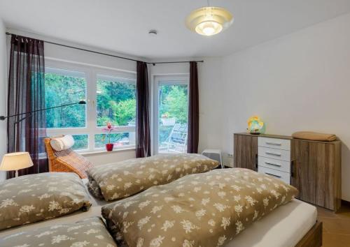 2 camas en una habitación con ventana en Modernes Apartment in schöner Lage, en Düsseldorf