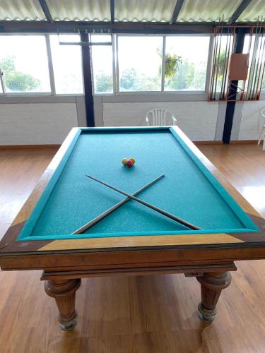 a pool table with cue sticks on top of it at Finca Villa Maju K24 Vista naturaleza clima delicioso A 30 min Cali in Papagalleros