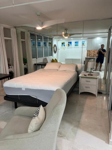 una camera con un letto e una sedia di Yoa’s escape a San Juan