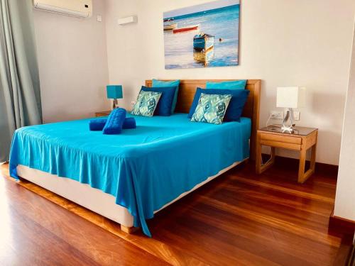Un pat sau paturi într-o cameră la Appartement cozy et élégant à 5 minutes des plages