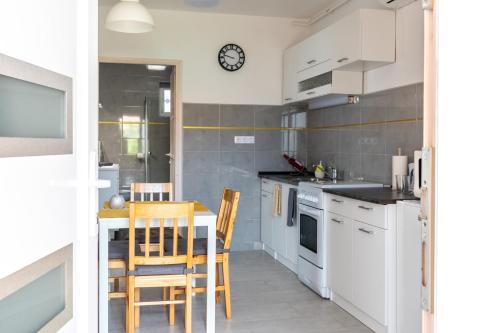 Kuchyň nebo kuchyňský kout v ubytování Németh Apartman