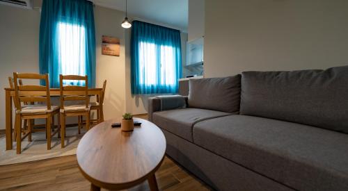Verona Apartment في ساندانسكي: غرفة معيشة مع أريكة وطاولة