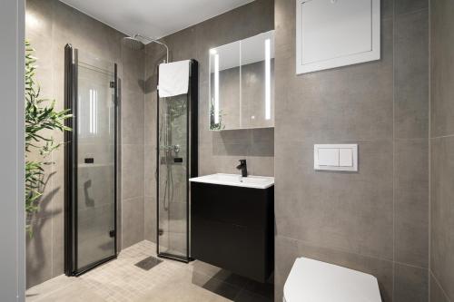 ein Bad mit einem WC, einem Waschbecken und einer Dusche in der Unterkunft Stay Nygård - Serviced apartments in central Bergen in Bergen