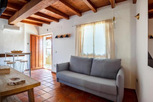 a living room with a couch and a table at Natural&Mente Apartamentos Valle del Jerte in El Torno