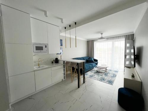 Kuchyňa alebo kuchynka v ubytovaní Apartament BLUE Baltica 2 pokoje Jastrzębia Góra