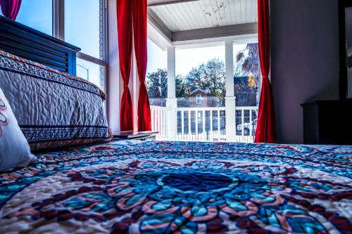 Postel nebo postele na pokoji v ubytování Luxury Pet Friendly Home In Houston Near All Downtown Attractions - 2707B