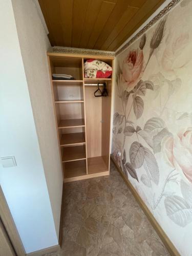 a small closet in a room with flowers on the wall at Monteurwohnungen-Dinslaken in Dinslaken
