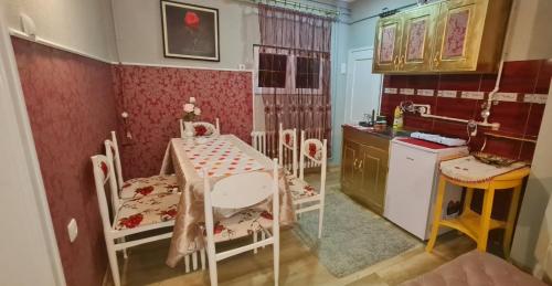 a kitchen with a table and chairs in a room at Apartmani "M" br3 in Topola
