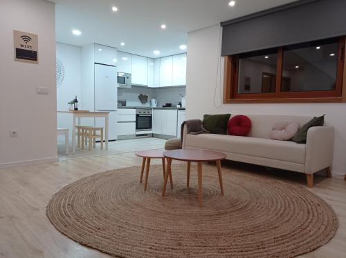 uma sala de estar com um sofá e uma mesa em Casa da Alfândega em Vila do Conde em Vila do Conde