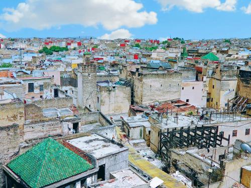 een luchtfoto van een stad met gebouwen bij Riad Fès Center in Fès