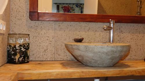 um lavatório de pedra num balcão na casa de banho em LA CHALANA DE ABUELA em Playa del Burrero