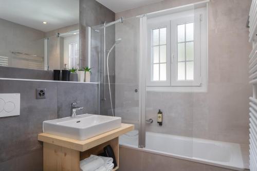 W łazience znajduje się umywalka i prysznic. w obiekcie Petit Paradis w mieście Crans-Montana