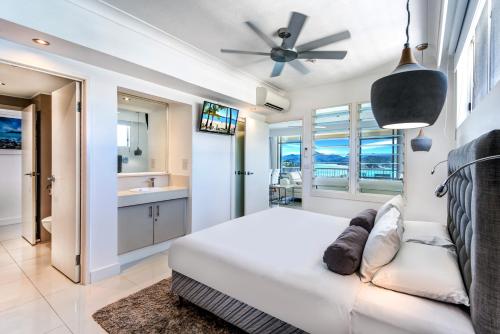 1 dormitorio con 1 cama y ventilador de techo en Whitsunday Apartment 1306, en Hamilton Island