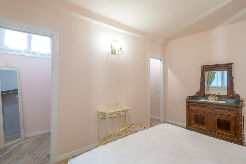 a bedroom with a bed and a mirror and a sink at Residenza dei Piaceri Perduti-Rosa in Lastra a Signa