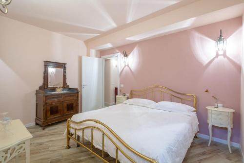 a bedroom with a bed and a dresser and a mirror at Residenza dei Piaceri Perduti-Rosa in Lastra a Signa