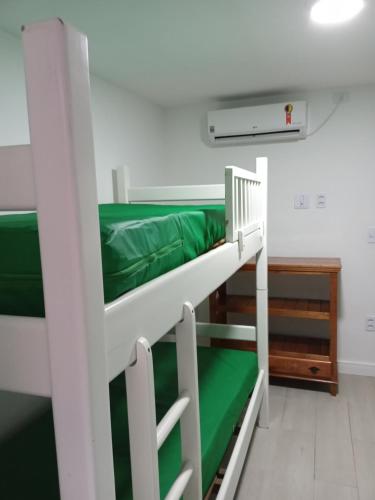 Bunk bed o mga bunk bed sa kuwarto sa Apartamento Praia Enseada Guarujá Wilma - próximo da praia - com ar condicionado e vaga para carro