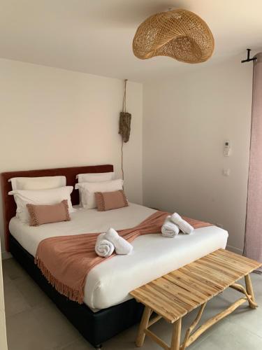 sypialnia z dużym łóżkiem z ręcznikami w obiekcie Chambres d’hôtes Casarena w mieście Porto-Vecchio