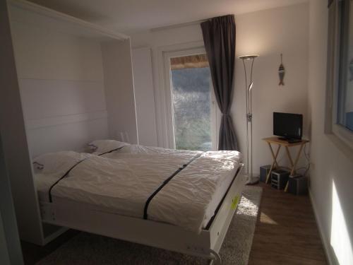 un dormitorio con una cama y una ventana en Haus-Marina, en Rantum