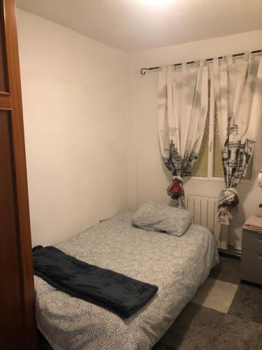- une petite chambre avec un lit et une fenêtre dans l'établissement BE LIKE AT HOME - IBIZA, à Alcalá de Henares
