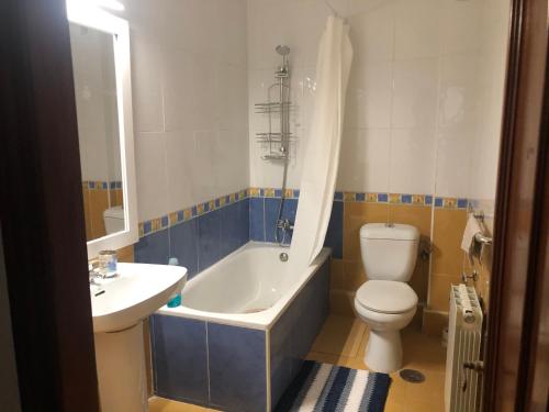 La salle de bains est pourvue d'une baignoire, de toilettes et d'un lavabo. dans l'établissement BE LIKE AT HOME - IBIZA, à Alcalá de Henares