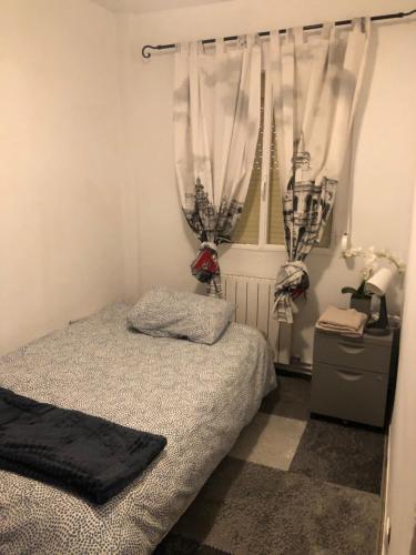 - une chambre avec un lit et une fenêtre dans l'établissement BE LIKE AT HOME - IBIZA, à Alcalá de Henares