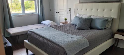 Cama o camas de una habitación en Condo 202 Le Champlain vue sur la montagne, ski, vélo, piscine !