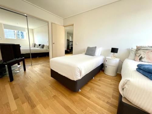 Säng eller sängar i ett rum på Readyset Apartments at Dockside