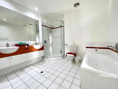 墨爾本的住宿－Readyset Apartments at Dockside，带浴缸、卫生间和盥洗盆的浴室