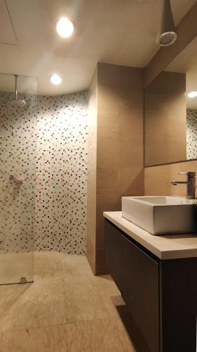 Penthouse on 34 - The Highest Unit and Best Views in Regalia & Private Rooftop Terraceにあるベッド