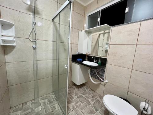 e bagno con doccia, servizi igienici e lavandino. di Residencial Bernardo, Meia quadra do trapiche a Florianópolis