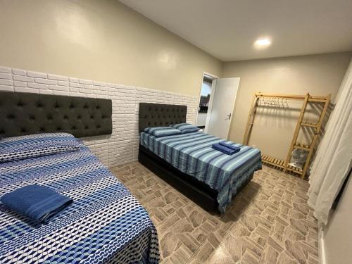 מיטה או מיטות בחדר ב-Residencial Bernardo 1 dormitório