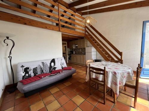 un salon avec un canapé et une table dans l'établissement Maison rénovée 4 couchages à 350m de la plage avec jardinet et parking privé - FR-1-246A-129, à Dolus-d'Oléron