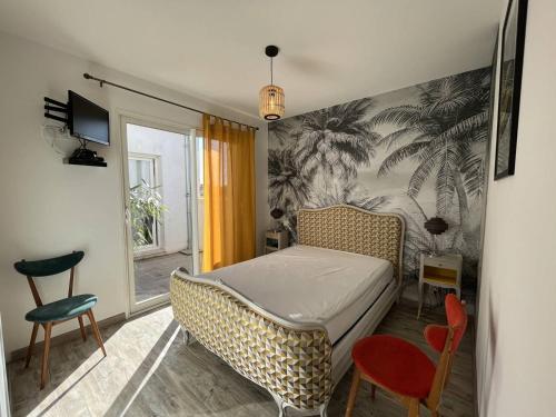 une chambre avec un lit et des chaises dans une pièce dans l'établissement Maison neuve, 6 couchages, proche plage avec jardin, terrasse et parking, animaux admis. - FR-1-246A-128, à Saint-Pierre-dʼOléron