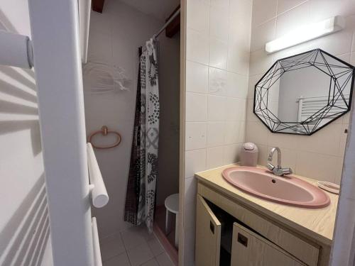 Kúpeľňa v ubytovaní Appartement Dolus-d'Oléron, 2 pièces, 4 personnes - FR-1-246A-129