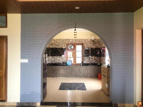 - une cuisine avec une arche au milieu d'une pièce dans l'établissement Memento Vivere, à Kanatal