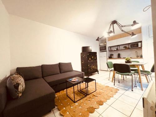 - un salon avec un canapé et une table dans l'établissement Le trois nourrices, à Narbonne