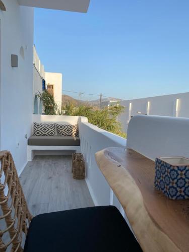 een balkon met een bank en uitzicht op de oceaan bij Konstantza's Superior Suite in Naxos Chora