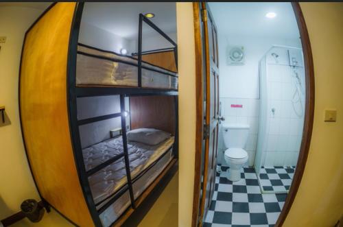 2 literas en una habitación con baño en NITRO HOUSE, en Ko Tao