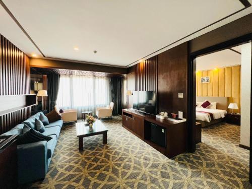 Khu vực ghế ngồi tại Le Indochina Hotel