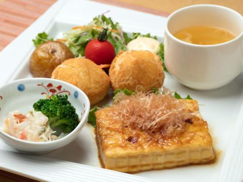 Makanan di atau berdekatan hotel