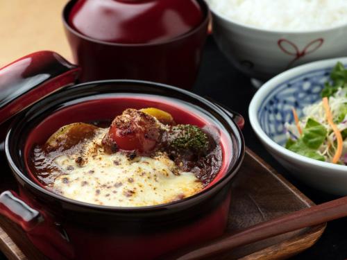 Makanan di atau berdekatan hotel