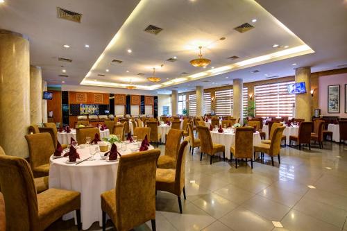 Un restaurant u otro lugar para comer en Halong Pearl Hotel