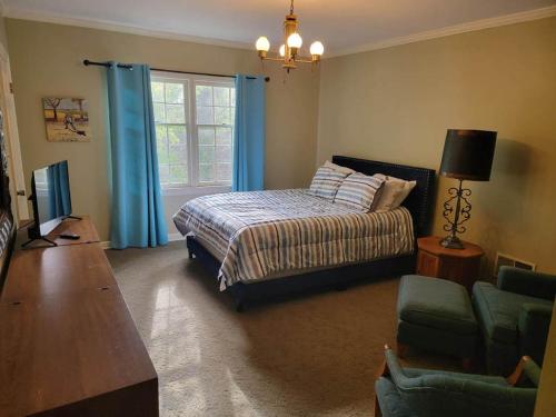 una camera da letto con un letto, una tv e un divano di Heritage Inn BNB a Holly Springs