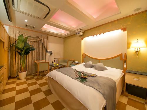 una habitación de hotel con una cama grande en una habitación en Hotel Rocco (Adult Only), en Nara